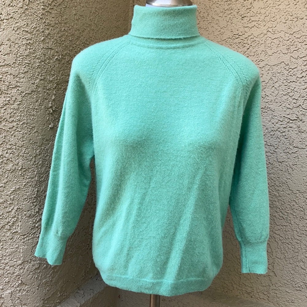 Vintage 60โs light green wool/fur fiber sweater